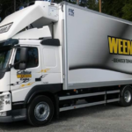 Kuljetus Weemanin logolla varustettu Volvo-merkkinen kylmäkuljetusauto.