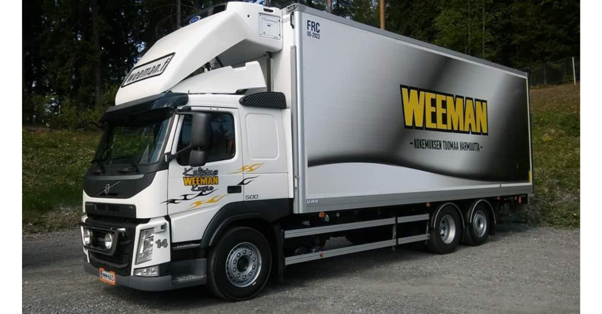 Kuljetus Weemanin logolla varustettu Volvo-merkkinen kylmäkuljetusauto.